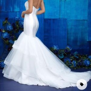 Allure Bridal 9416 Size 4 Mermaid Trumpet Satin Button Low Back